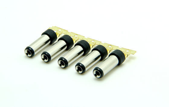 Τύπος βαρέλις συσκότισης 10A 12V 5,5 * 2,5 mm Σύρμα 18 AWG - 26 AWG Άνδρας DC συνδέσεις πλέγματος